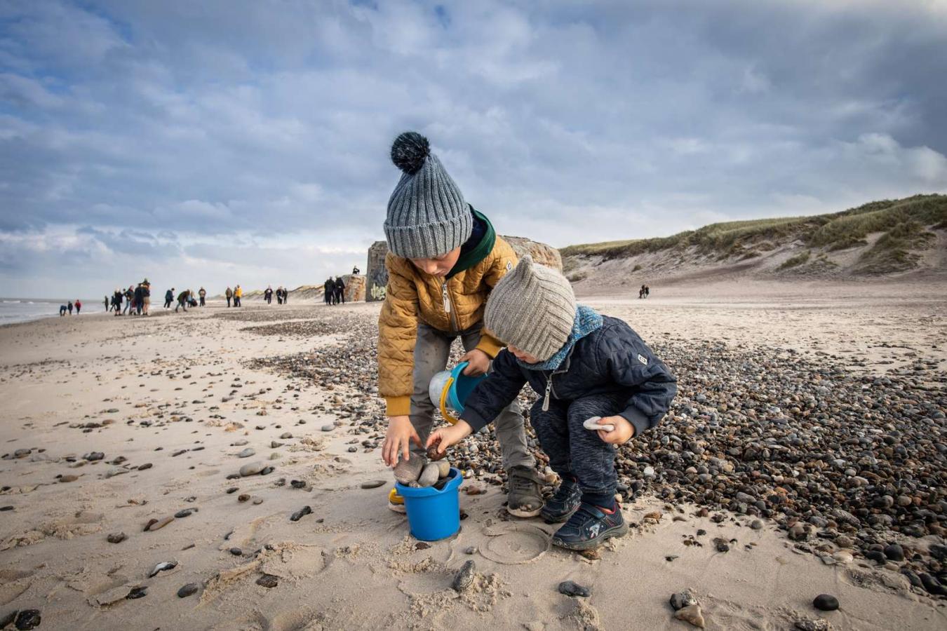 Saml sten på stranden