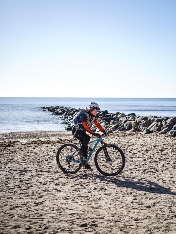 Cykeltur på stranden ved Vesterhavet
