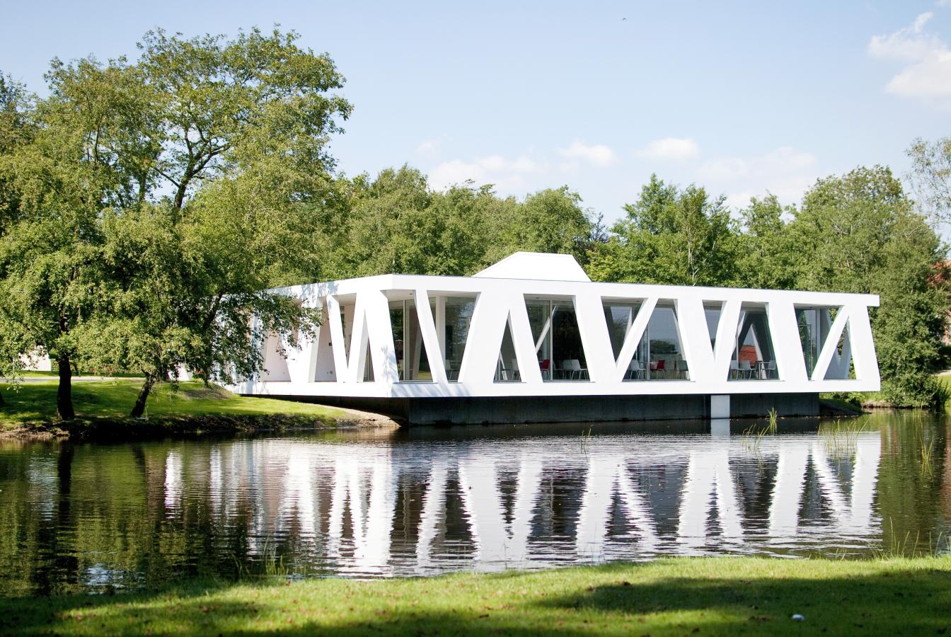 museum ved søen flot arkitektur