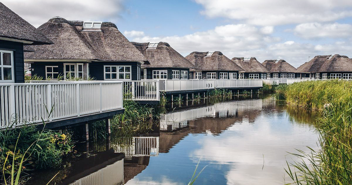 Hytter som ligger ud til vandet 