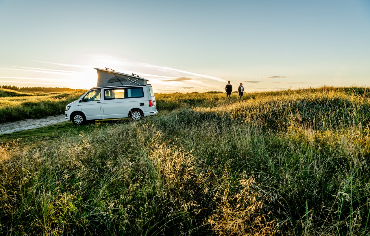 Camping i naturen, vanlife, par