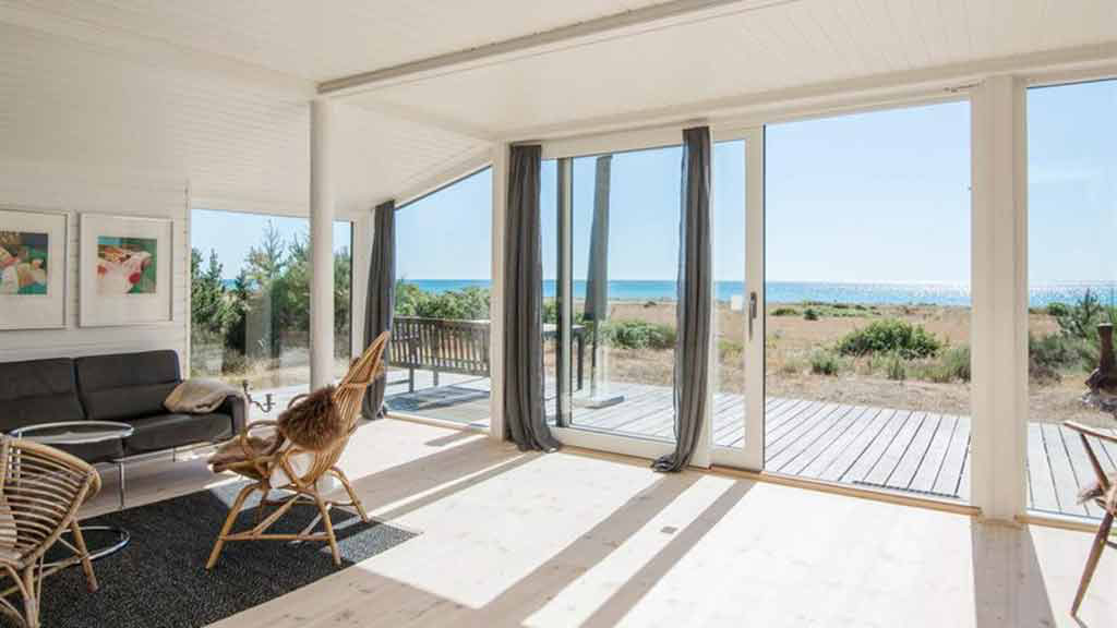 Et feriehus set indefra med havudsigt