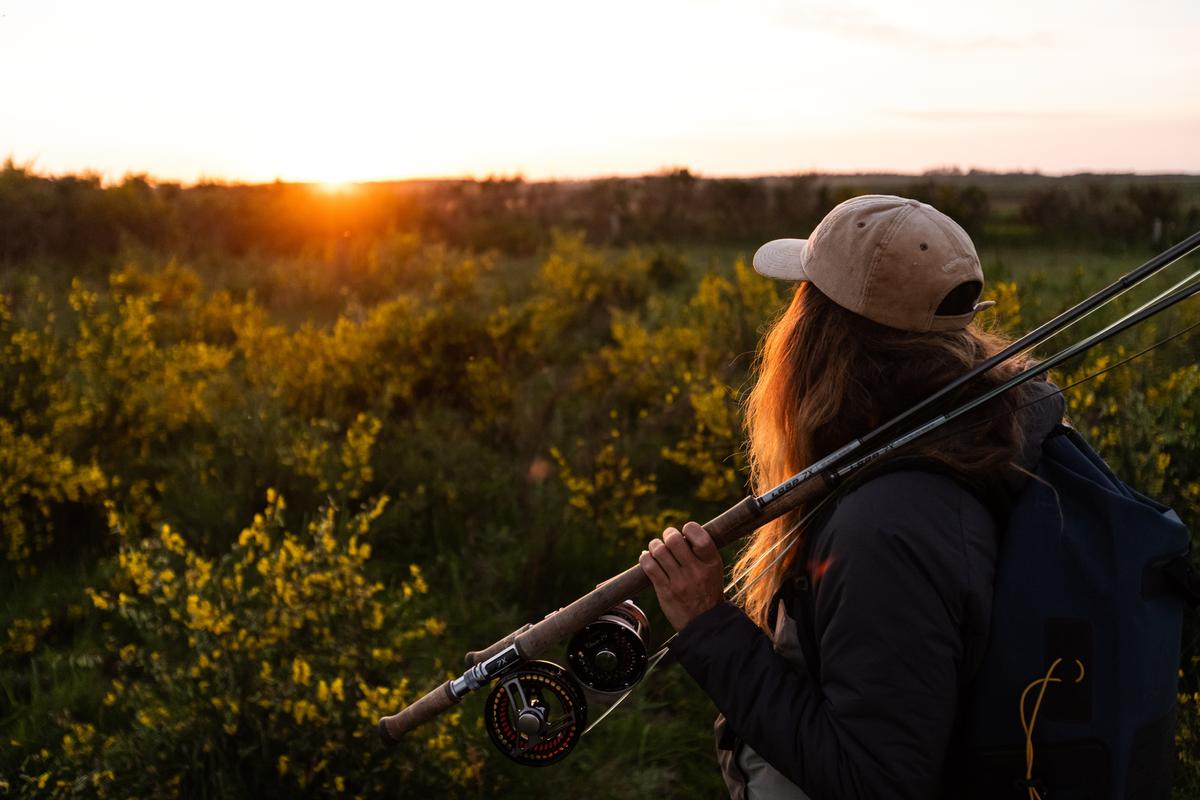 Kvinde med fiskestang ved Skjern Å sol
