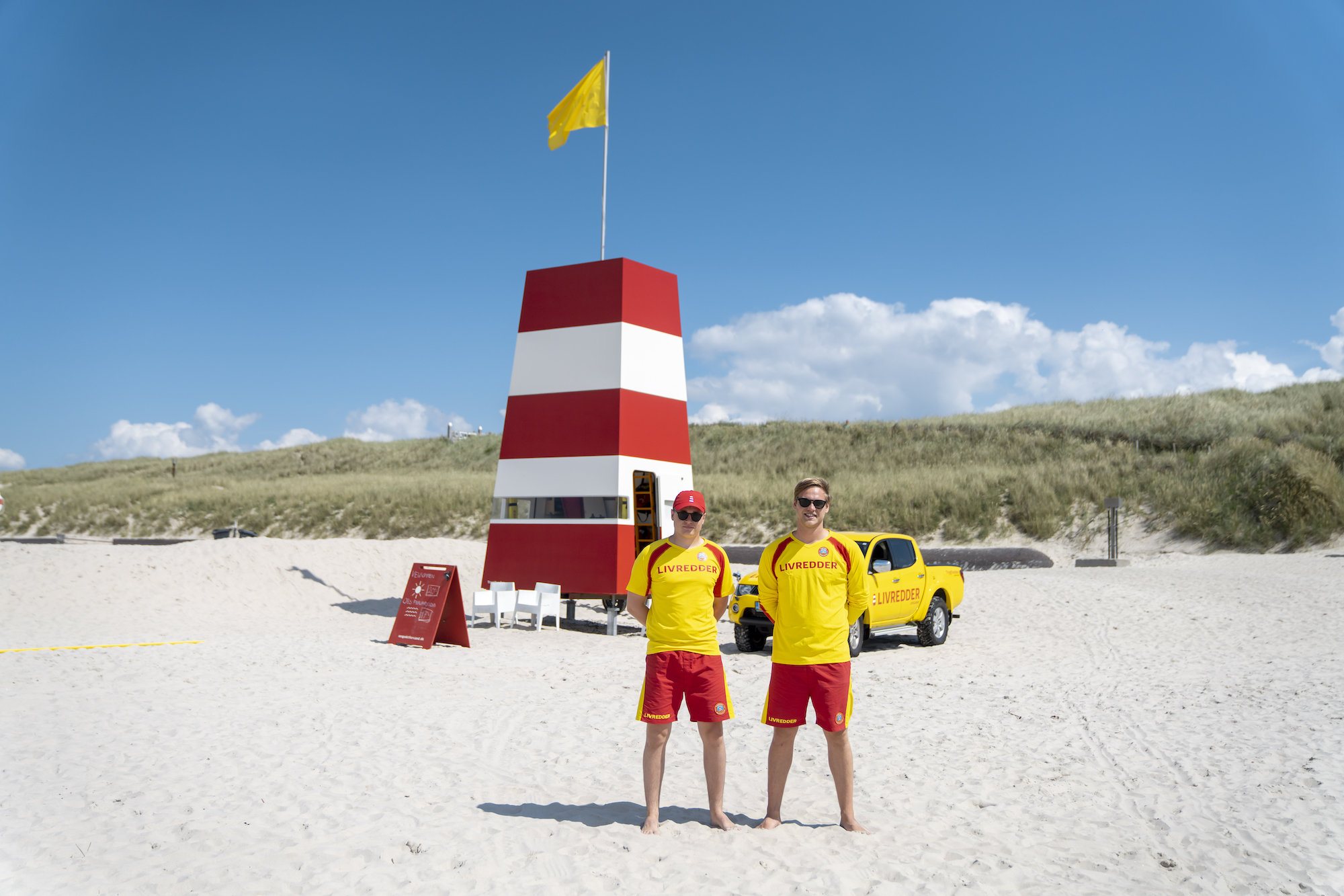 To livreddere står på stranden