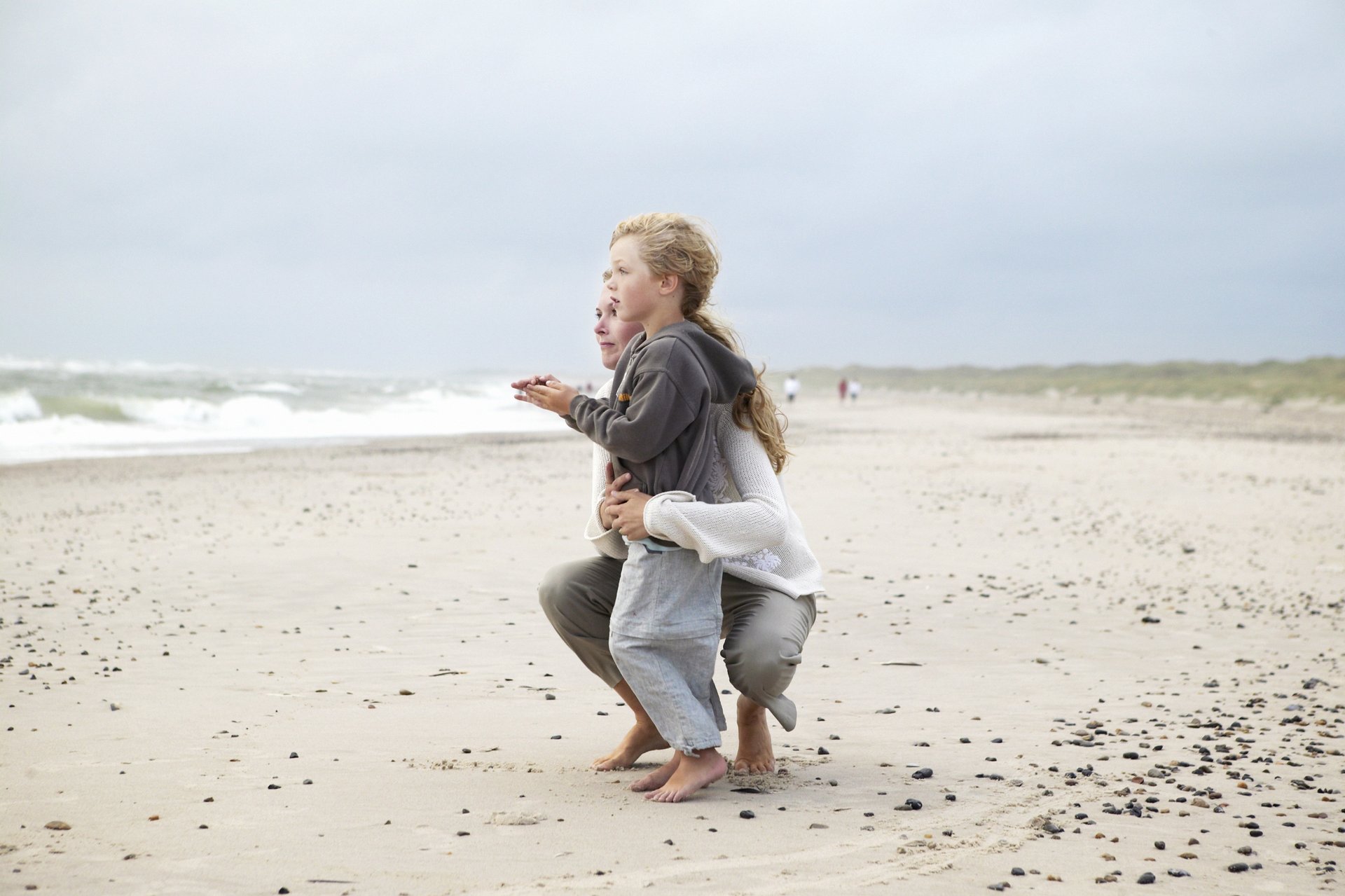 Mor og barn på stranden ved Vesterhavet