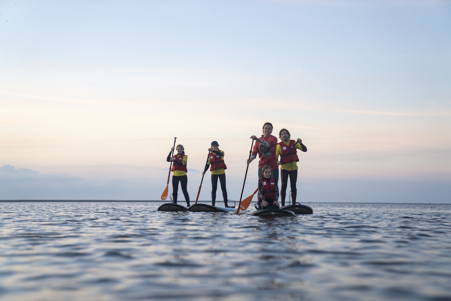 Familie stand up paddler ved Ringkøbing Fjord
