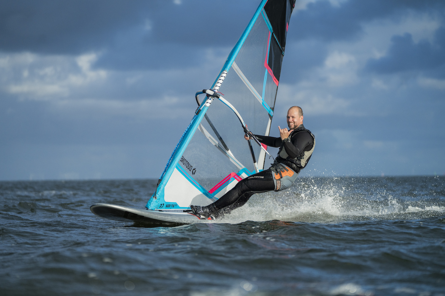 Mand Windsurfer på fjord