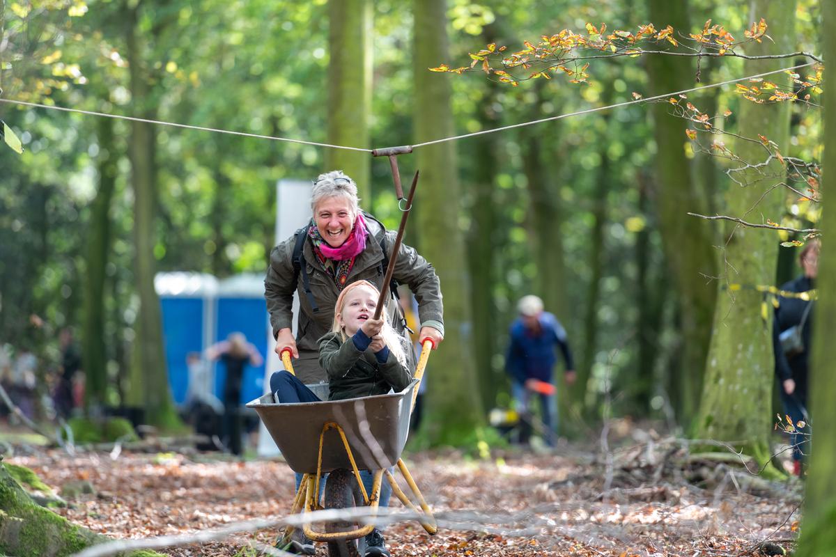 Kvinde og barn har det sjovt i skoven 