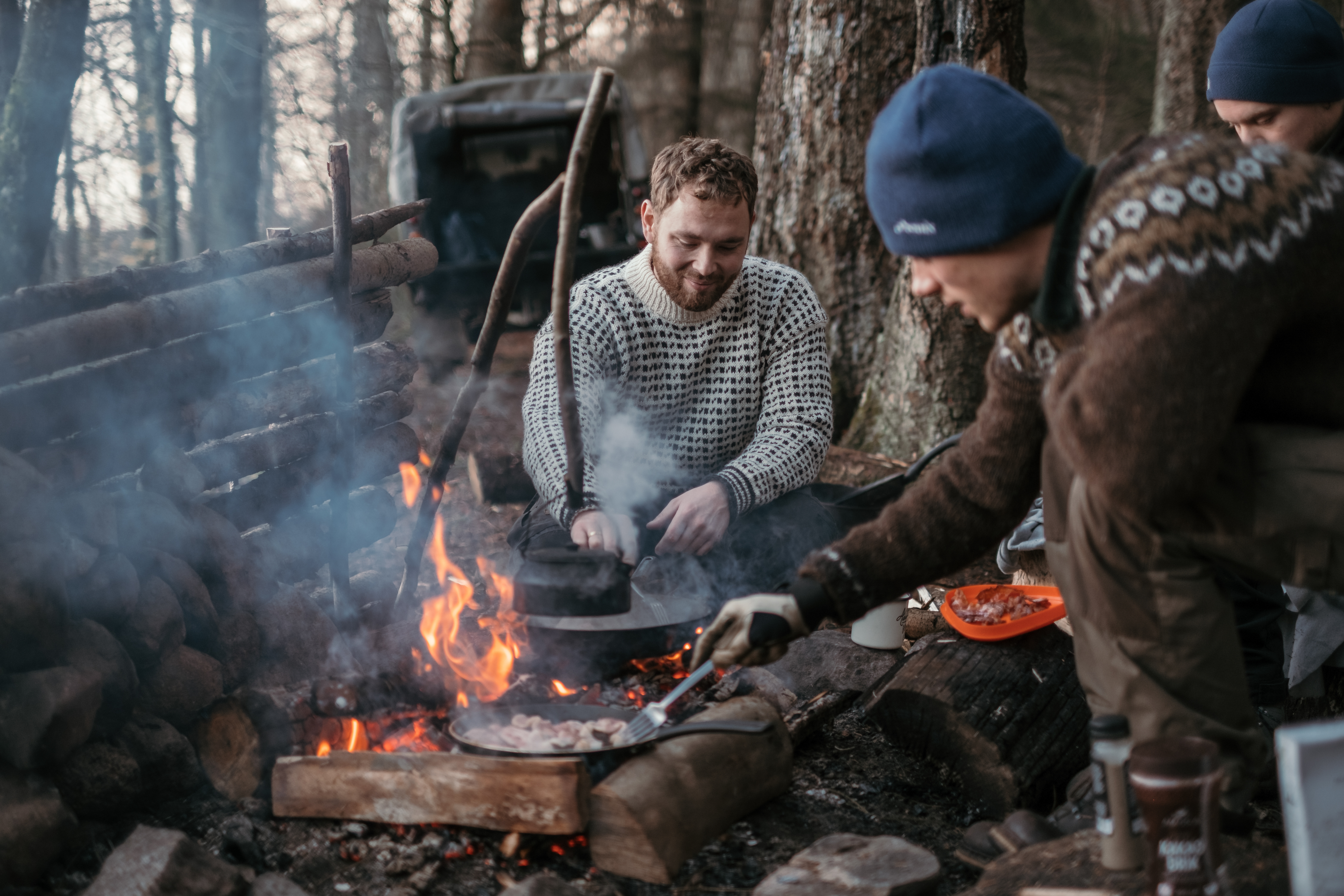 Overnatning udendørs med madlavning over bål