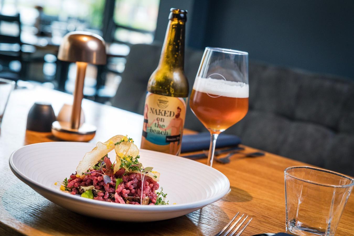 Servering af Tatar til frokost på Hotel Skjern