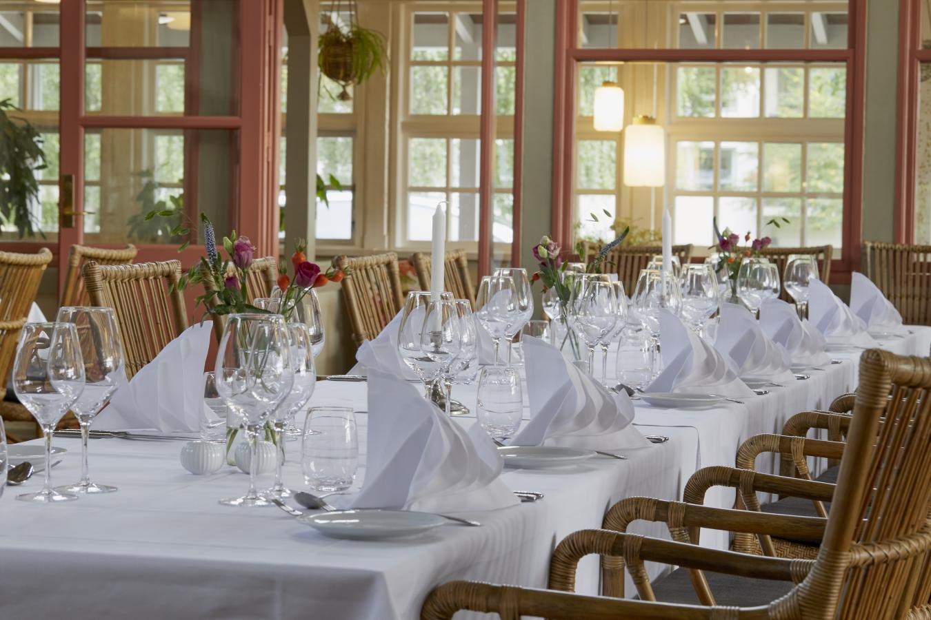 Opdækkede borde på Arnbjerg