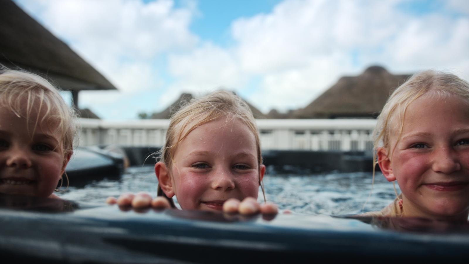 Børn der plasker i jacuzzi