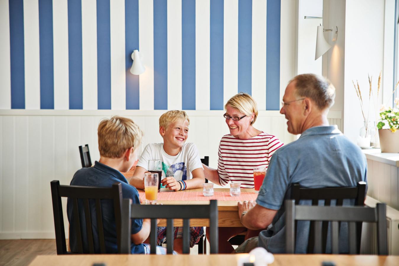 En familie som spiser morgenmad hos Lindvig Ferie