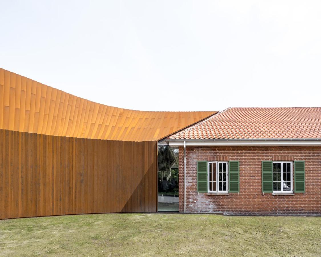 FLUGT i Oksbøl set udefra