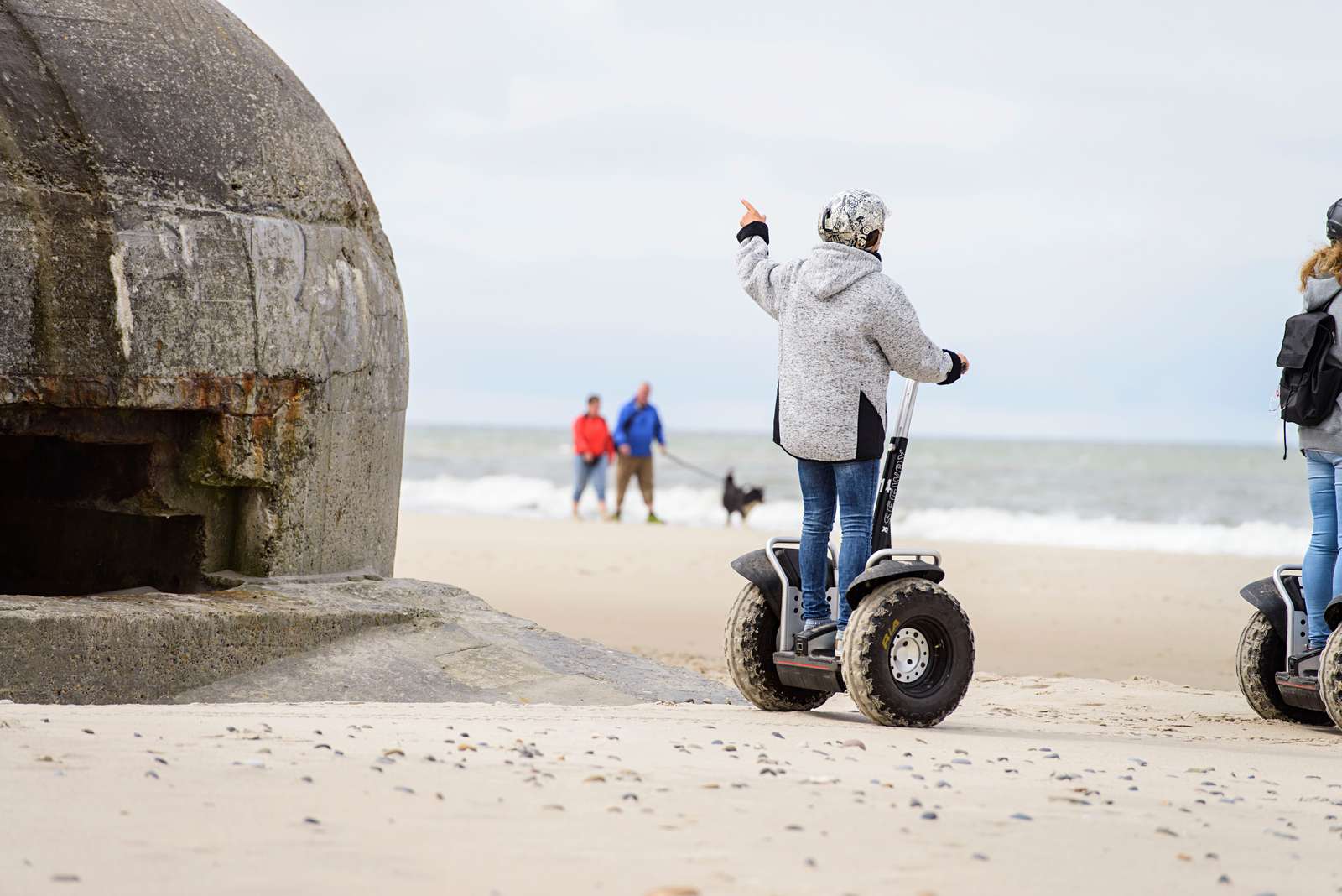 Kvinde på segway tur på stranden i Søndervig