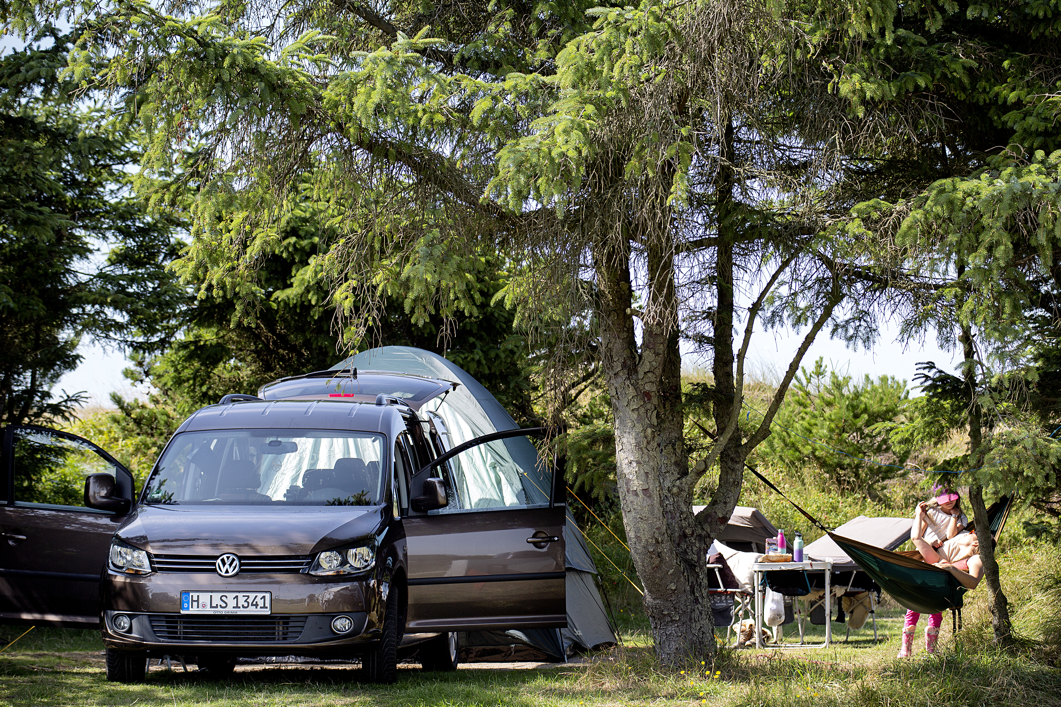 Familie som slår telt op på Vejers Strand Camping