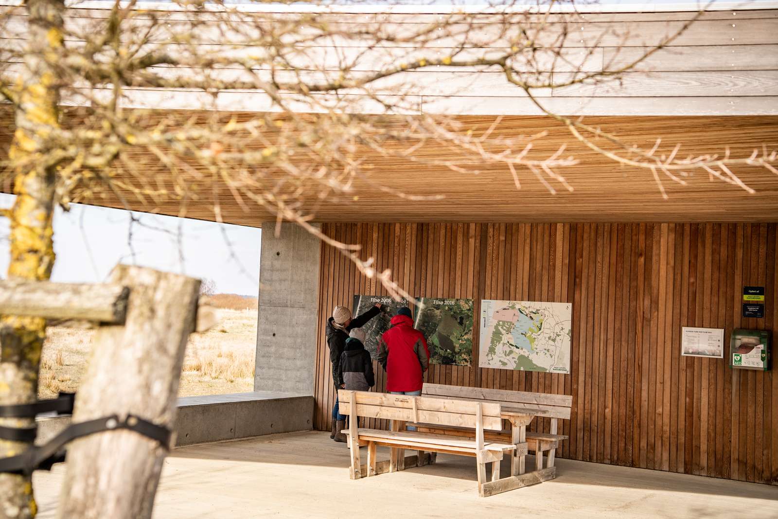 En familie som kigger på et kort ved Filsø