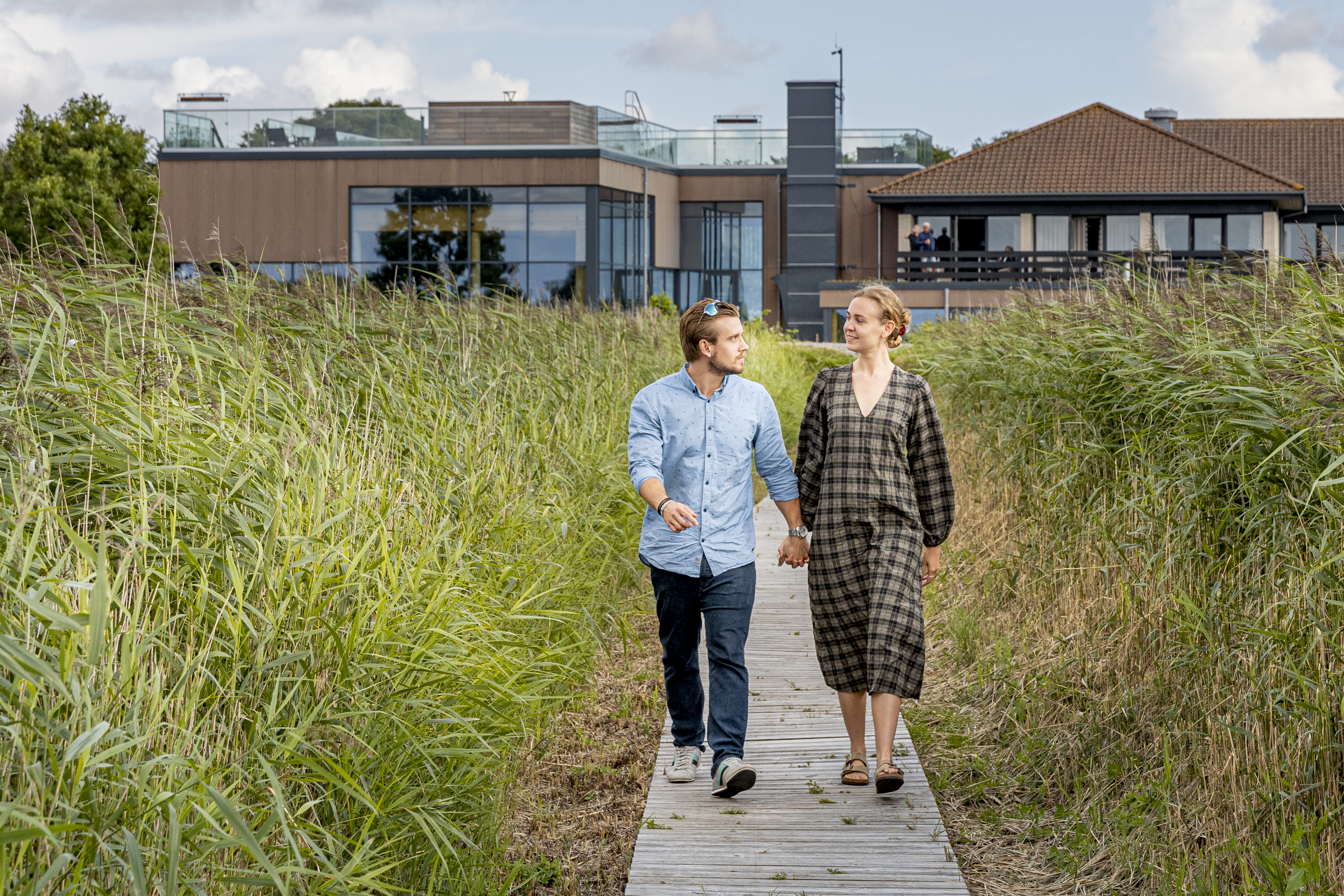 Par på gåtur ude foran Fjordgaarden