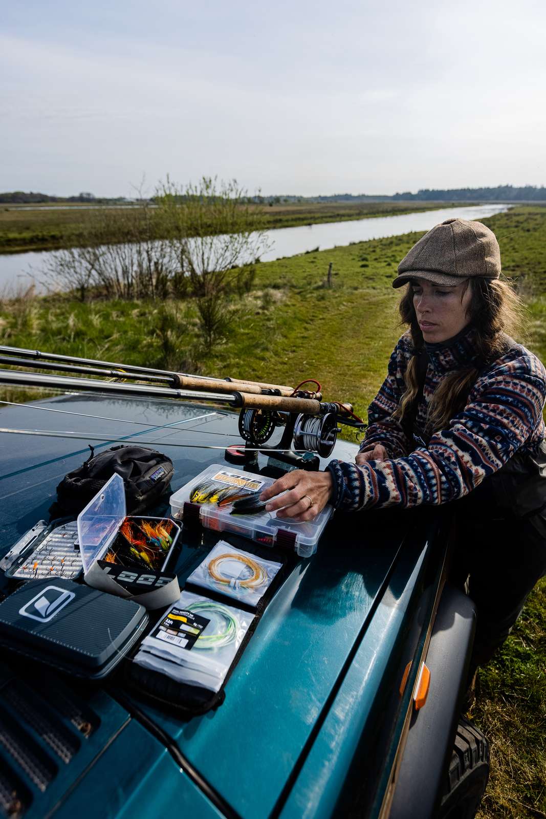 Sarah gør klar til at fange laks