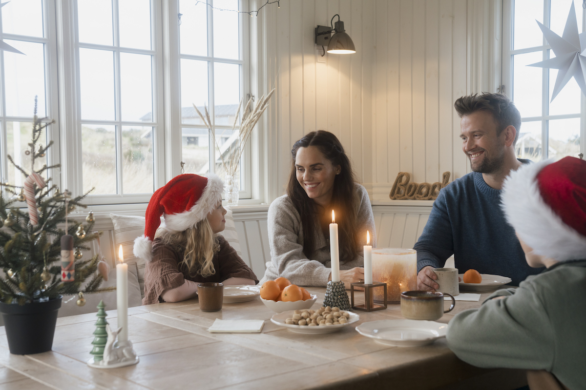 En familie holder juleferie