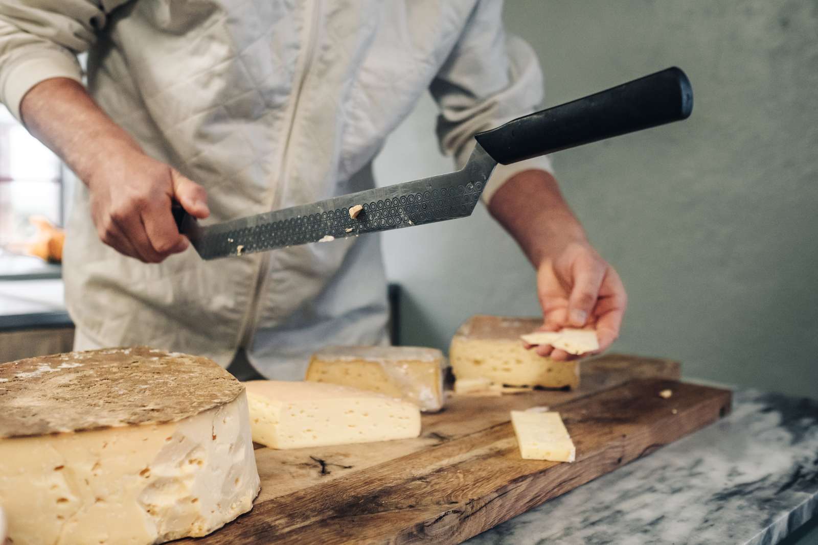 En ost som er ved at blive skåret ud