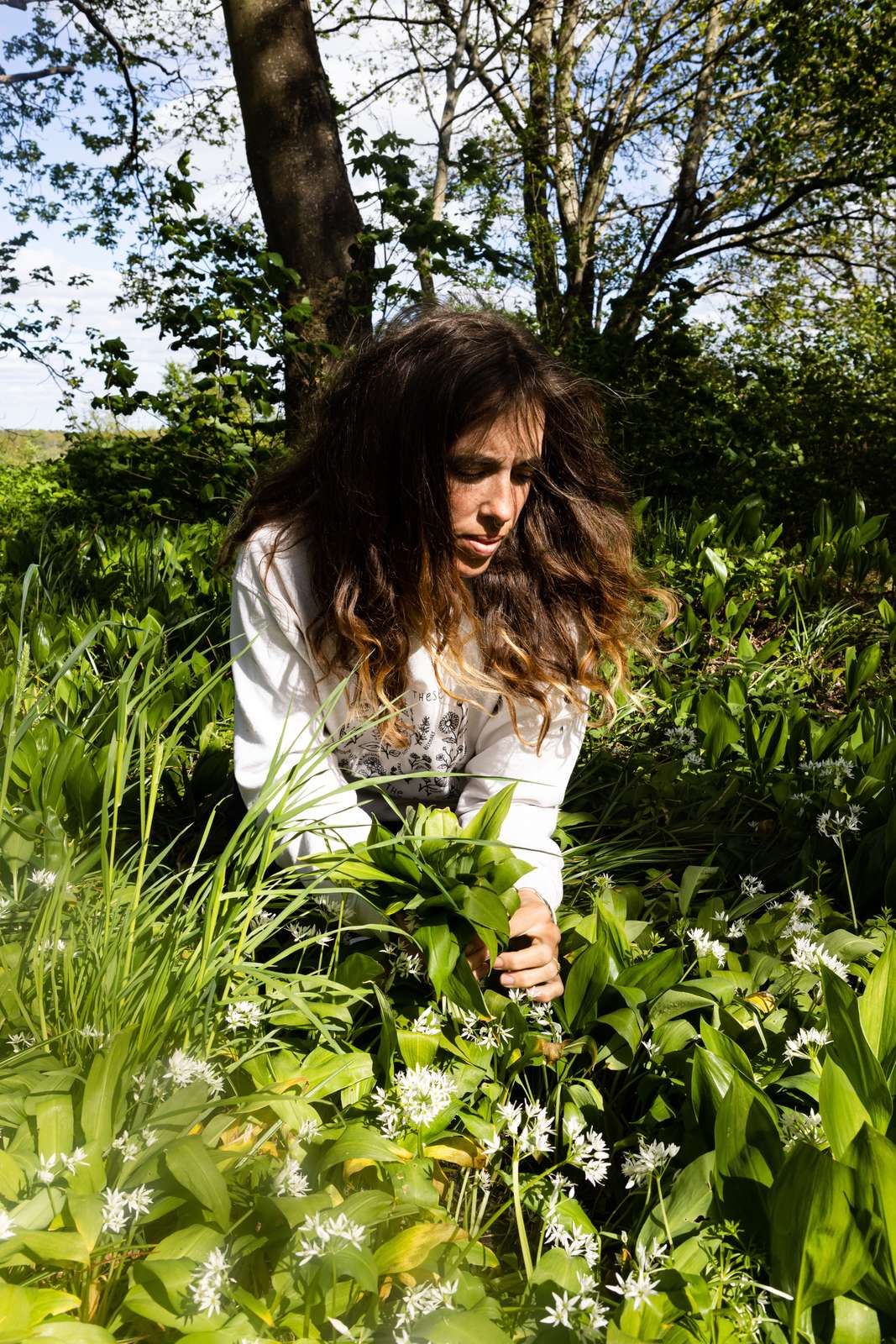 Kvinde sanker i naturen