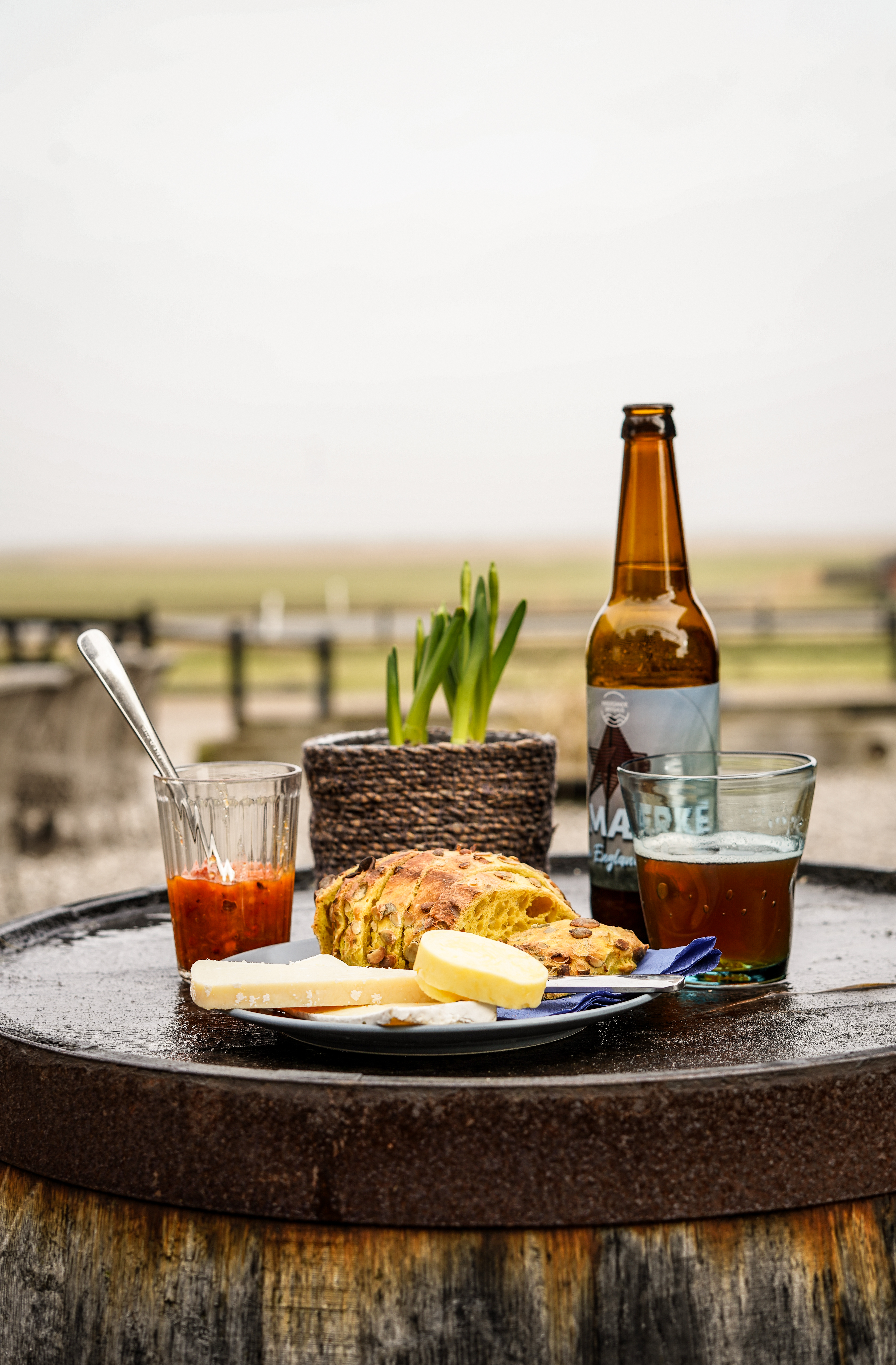 Mad med udsigt over stadil fjord