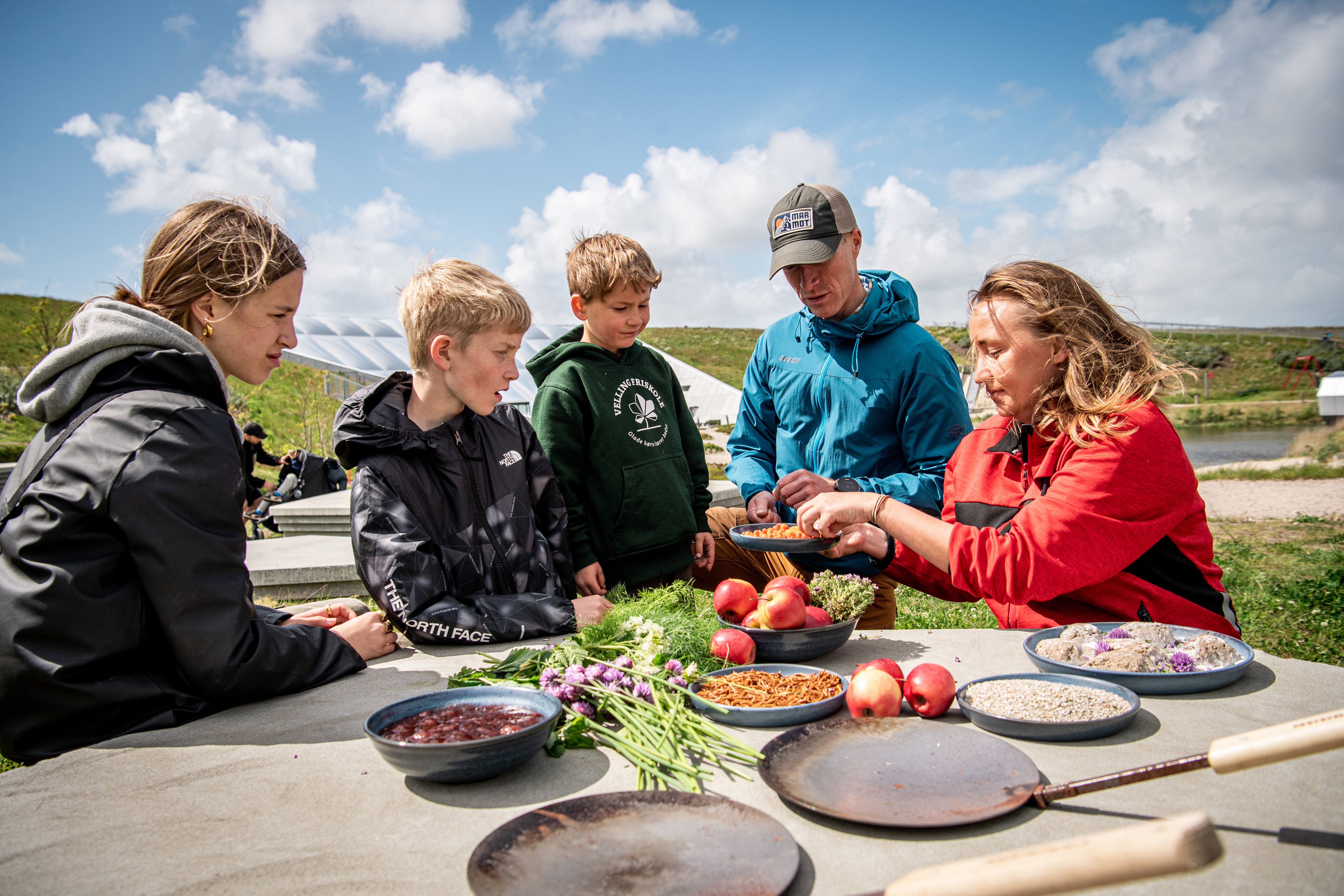 Børn og formidler laver mad