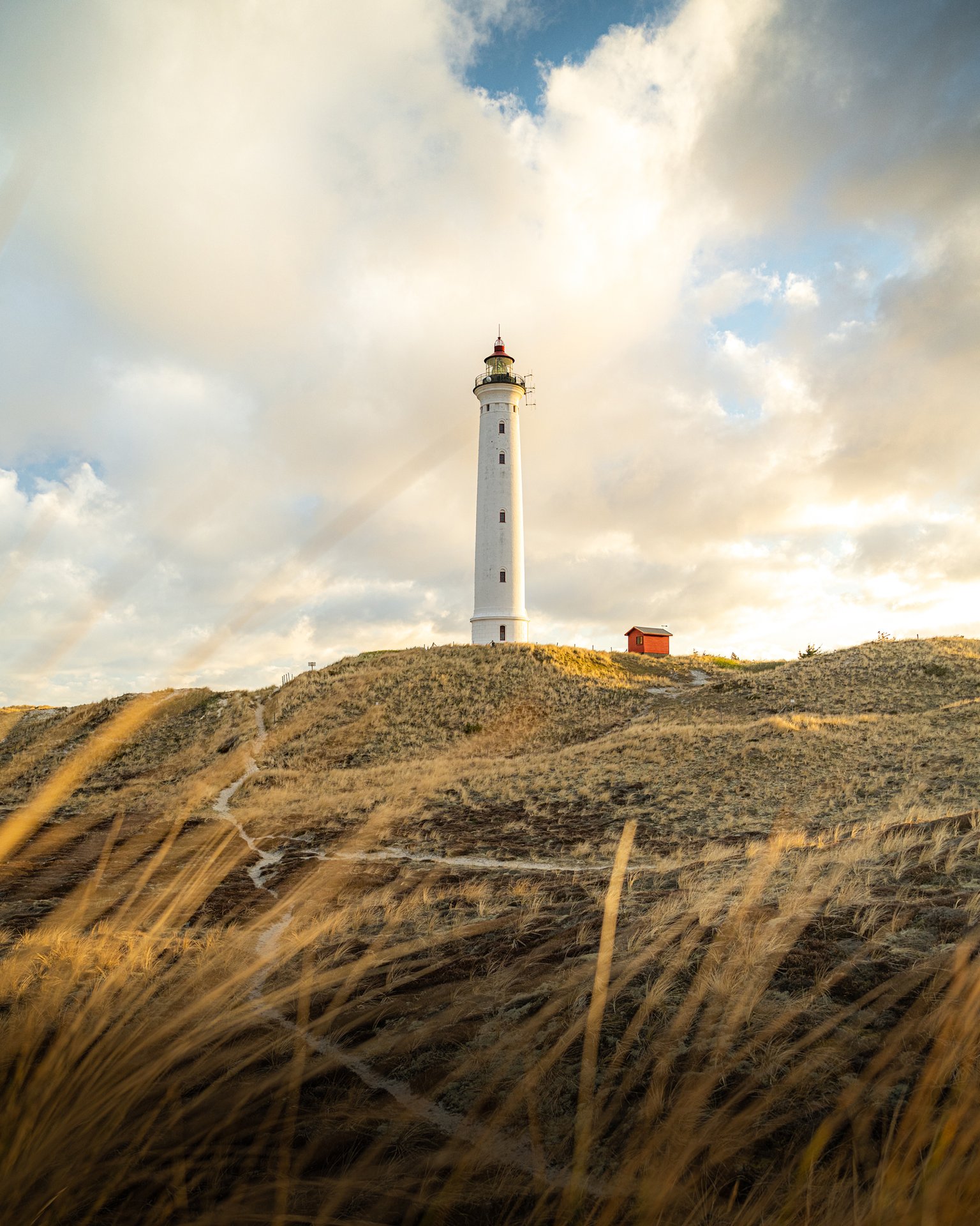 Udsigt til Lyngvig Fyr med et smukt lys