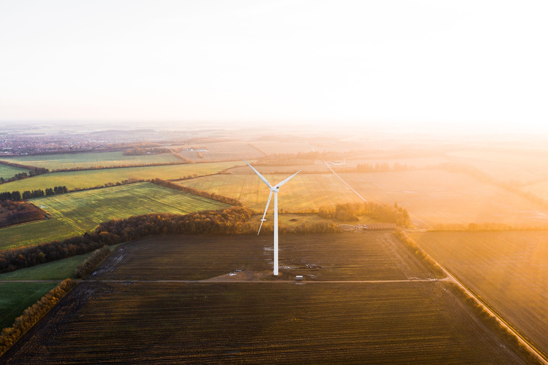 Vindmølle på en mark ved Videbæk