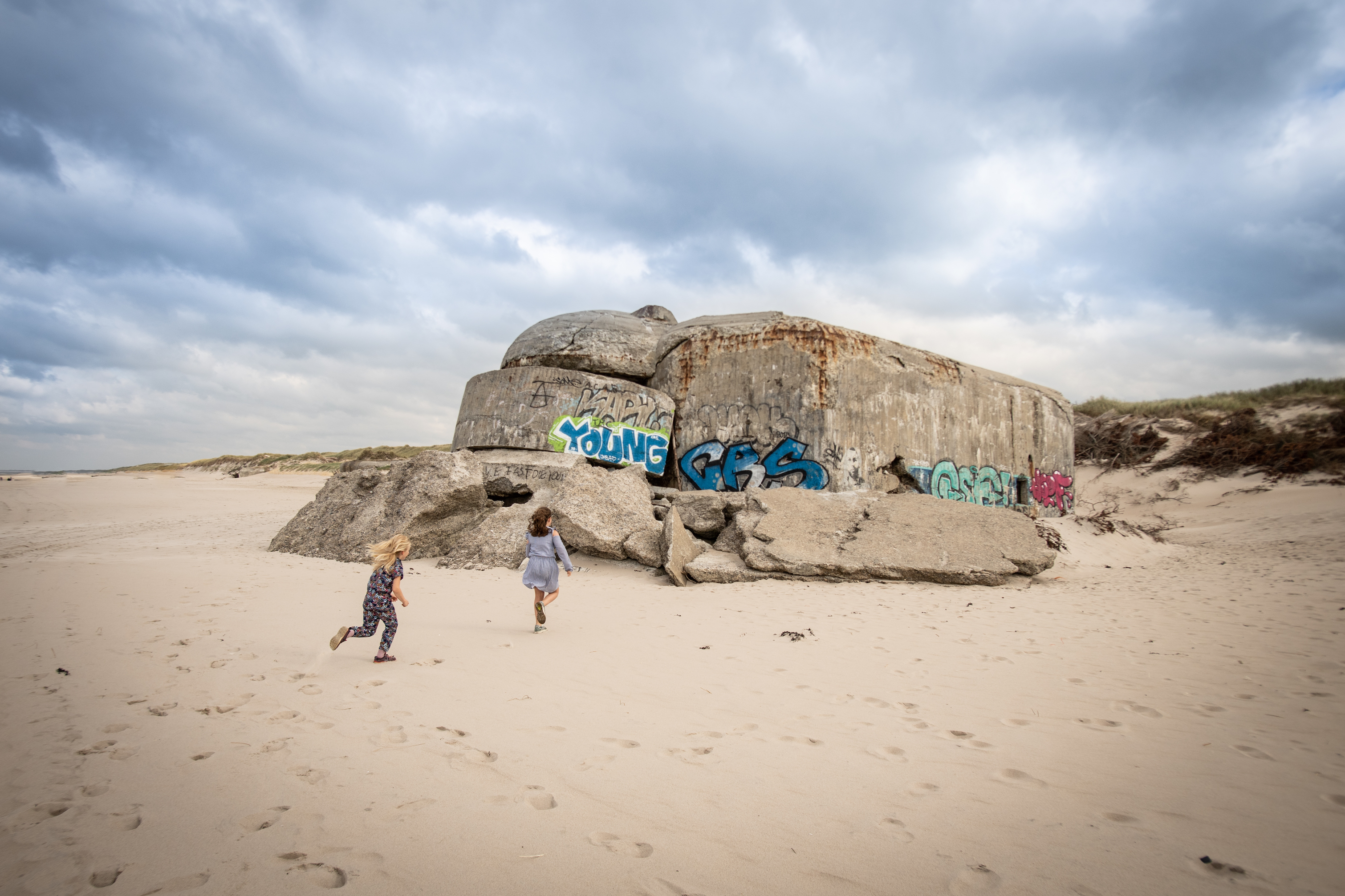 Billede af børn, der løber ved bunkerne